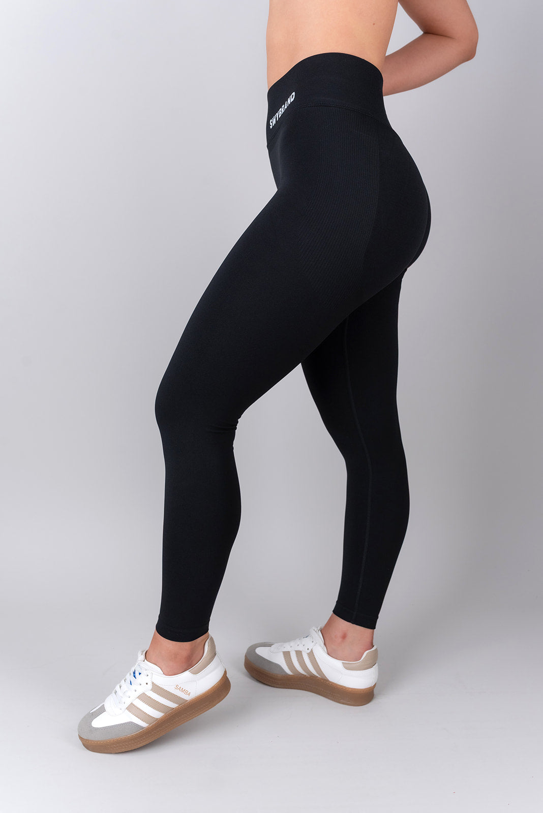 Swy Brand Statement pajkice v črni barvi, rebrast detajl