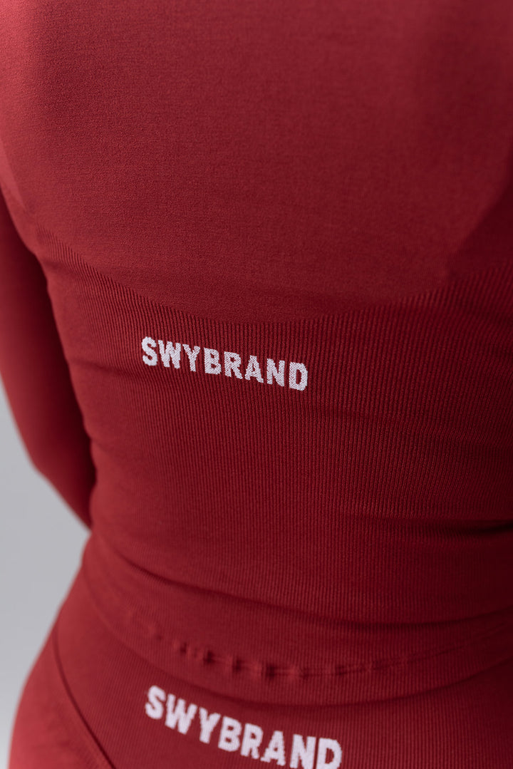 Swy Brand Statement Long Slevee v rdeči barvi, logotip zadaj(detajl)