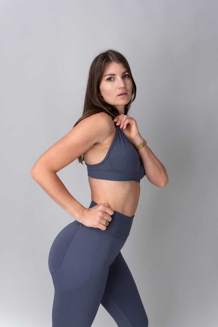 Swy Brand Statement top v modri barvi, pogled od strani