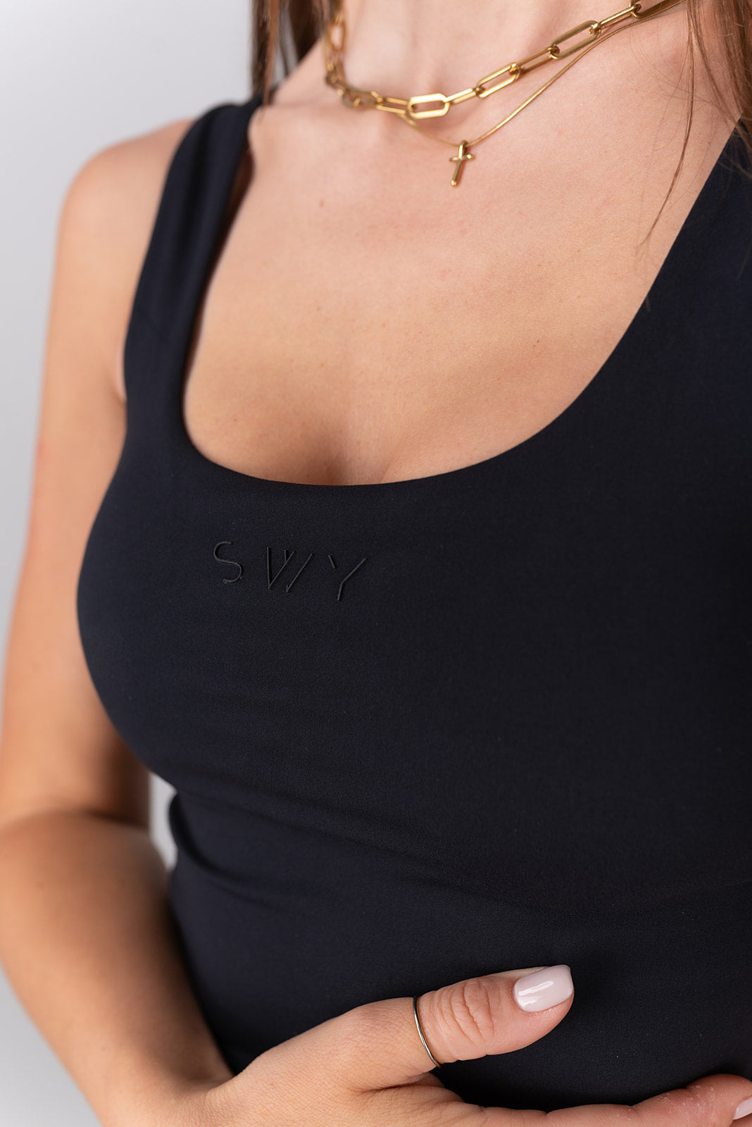 Swy Brand new Office Tank Top v črni barvi, detail(logo spredaj)