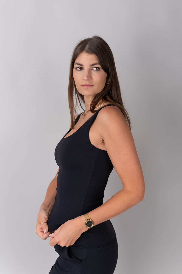 Swy Brand new Office Tank Top v črni barvi, pogled od strani