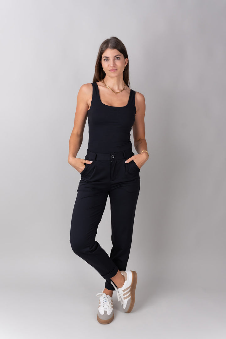 Swy Brand new Office Tank Top v črni barvi s pencil hlačami od spredaj