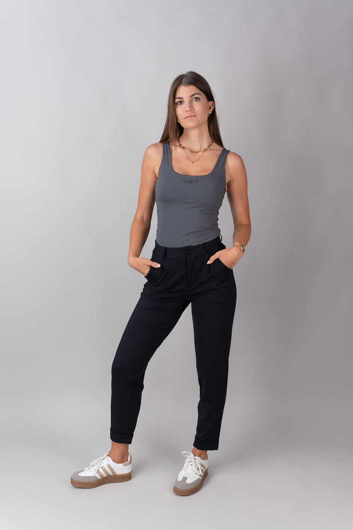 Swy Brand new Office Tank Top v sivi barvi s pencil hlačami od spredaj